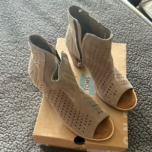 Tom’s Perp Toe Boots